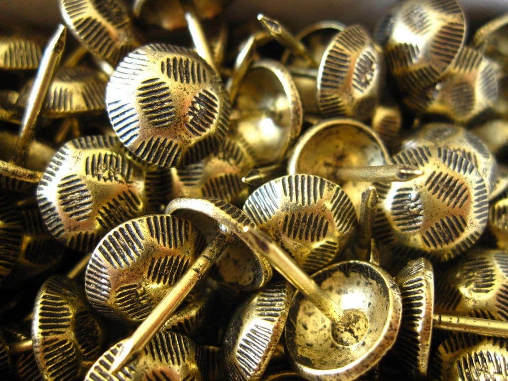100 OXFORD HAMMERED UPHOLSTERY NAILS BRASS FURNITURE STUDS 1cm brass